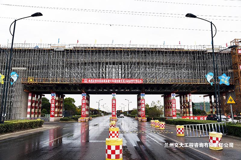 1732869115417086369.jpg 新建铁路大丰港铁路支线3标连续梁全部合龙2-1.jpg