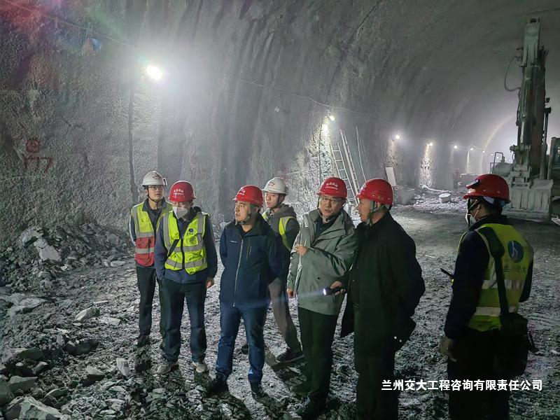 1737782903100048121.jpg 公司领导赴西成项目慰问指导工作1-1.jpg