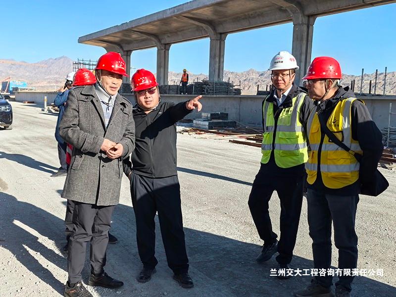 1791429191847077678.jpg “四不两直”下沉一线 压实现场管控防线—公司总经理袁祖德节日期间深入项目施工现场督导检查2-改.jpg